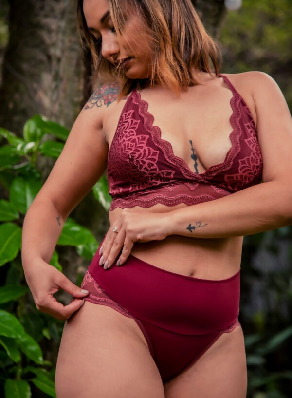 Conjunto Monique da Evelyn collection disponível na cor uva